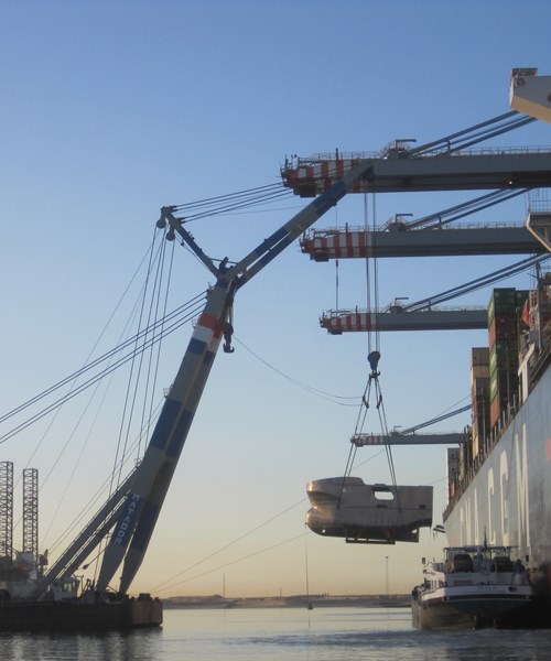 Heavy lift Transshipment of a hull section of a fishing vessel